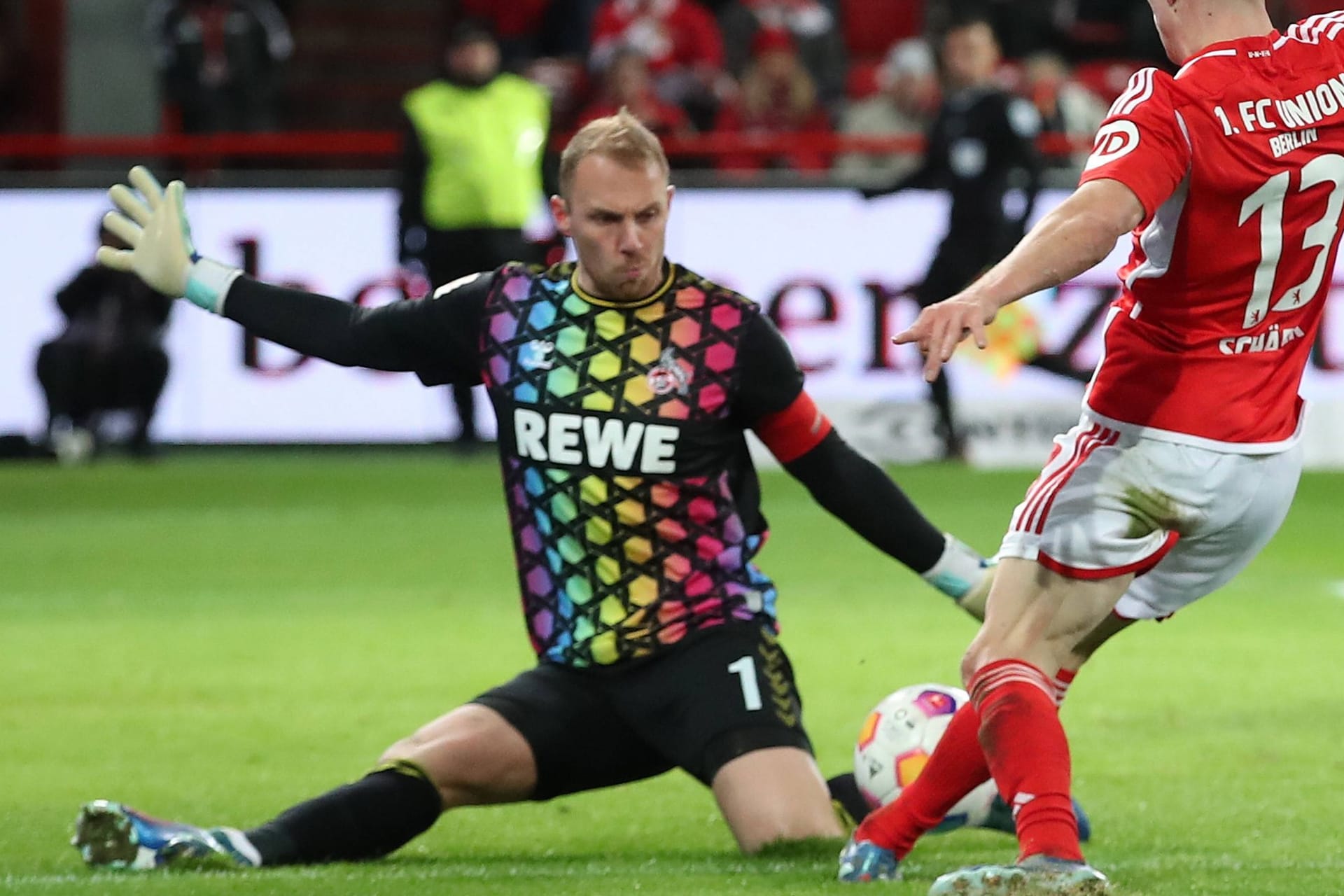 Marvin Schwäbe hält Unions András Schäfer auf: Der Keeper verhinderte am Abend Schlimmeres.