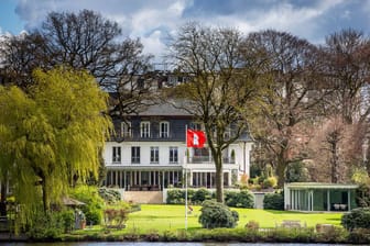 Außenaufnahme einer Villa auf der Uhlenhorst (Symbolbild): Rund um die Außenalster in Hamburg wird es teuer.