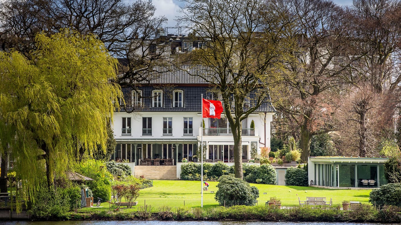 Außenaufnahme einer Villa auf der Uhlenhorst (Symbolbild): Rund um die Außenalster in Hamburg wird es teuer.