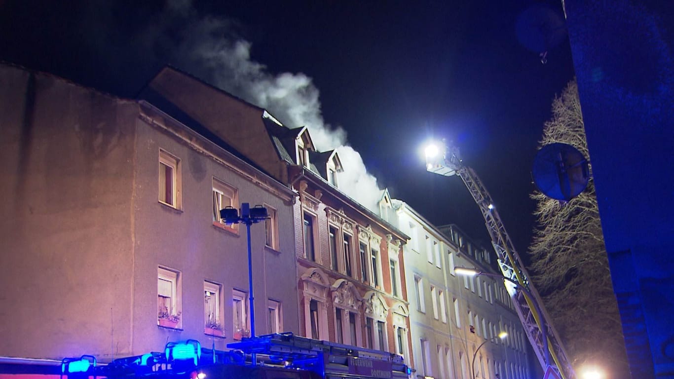 Einsatzkräfte löschen ein Brand in der Nordstadt: Ein Mann ist bei einem Wohnungsbrand ums Leben gekommen.