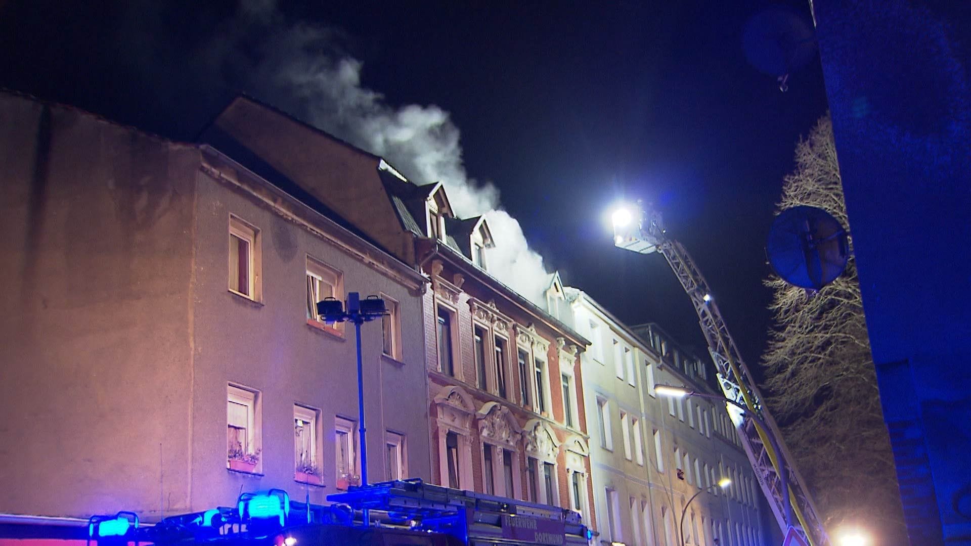 Einsatzkräfte löschen ein Brand in der Nordstadt: Ein Mann ist bei einem Wohnungsbrand ums Leben gekommen. Einsatzkräfte löschen ein Brand in der Nordstadt: Ein Mann ist bei einem Wohnungsbrand ums Leben gekommen.
