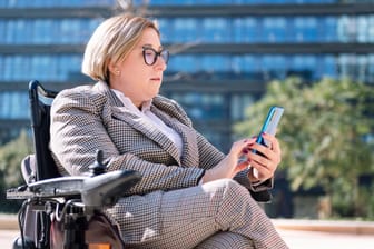 Geschäftsfrau im Rollstuhl (Symbolbild): Erwerbsgeminderte laufen künftig weniger Gefahr, ihren Rentenanspruch zu verlieren.