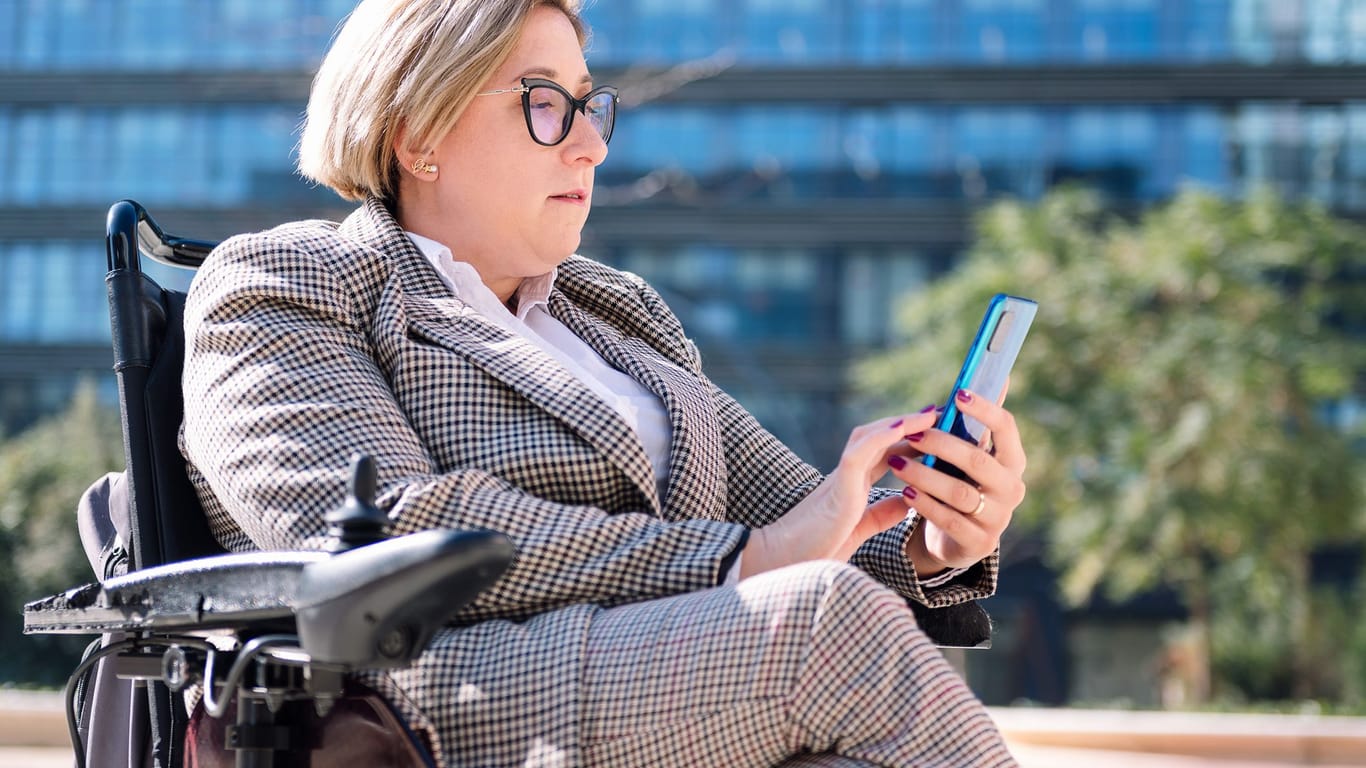 Geschäftsfrau im Rollstuhl (Symbolbild): Erwerbsgeminderte laufen künftig weniger Gefahr, ihren Rentenanspruch zu verlieren.