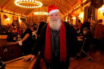 Im Hofbräuhaus München feierten auch dieses Jahr wieder hunderte wohnungslose Gäste gemeinsam Heiligabend.
