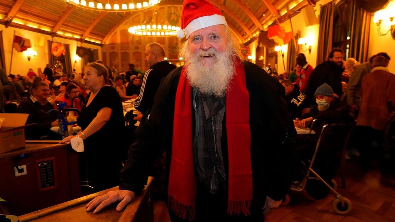 Im Hofbräuhaus München feierten auch dieses Jahr wieder hunderte wohnungslose Gäste gemeinsam Heiligabend.