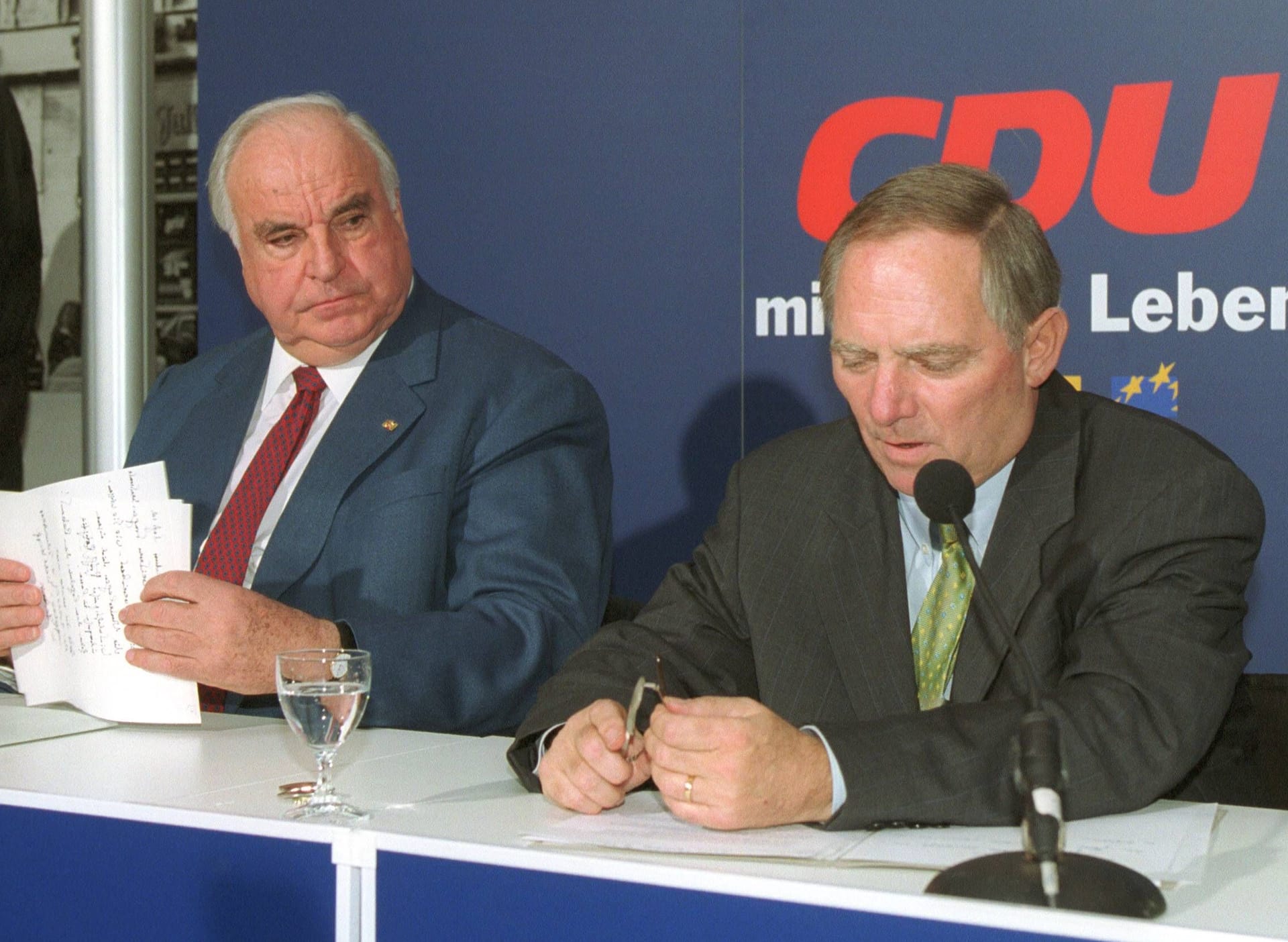 Seit 1991 war Schäuble nicht mehr Minister, sondern der Vorsitzende der CDU-Fraktion im Bundestag. 1998 wurde er zudem Parteivorsitzender. Beide Ämter legte er 2000 im Zuge der Spendenaffäre der CDU nieder.