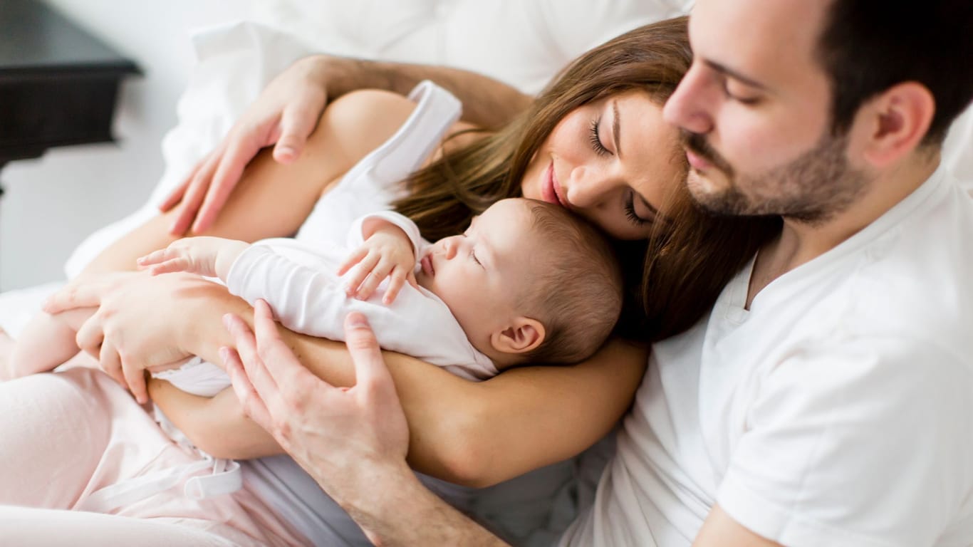 Eltern mit neugeborenem Kind (Symbolbild): Beim Sonderurlaub nach Geburt gelten nicht für jeden die gleichen Regeln.