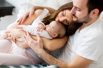 Eltern mit neugeborenem Kind (Symbolbild): Beim Sonderurlaub nach Geburt gelten nicht für jeden die gleichen Regeln.
