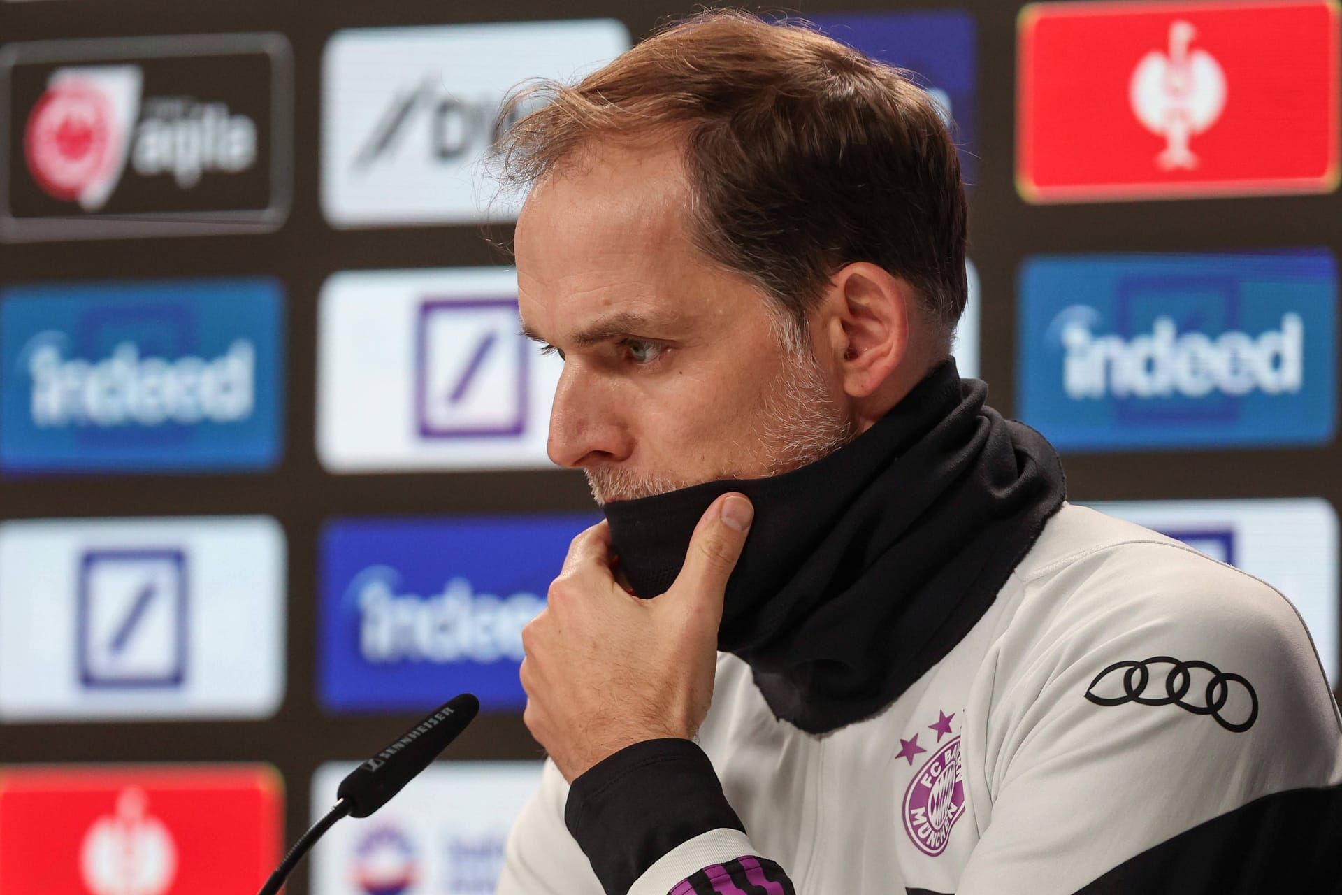 Angefasst: Thomas Tuchel auf der Pressekonferenz nach dem 1:5 in Frankfurt.