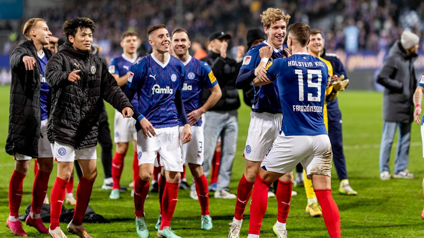 Holstein Kiel darf sich dank des Patzers des FC St. Pauli über die Herbstmeisterschaft freuen.