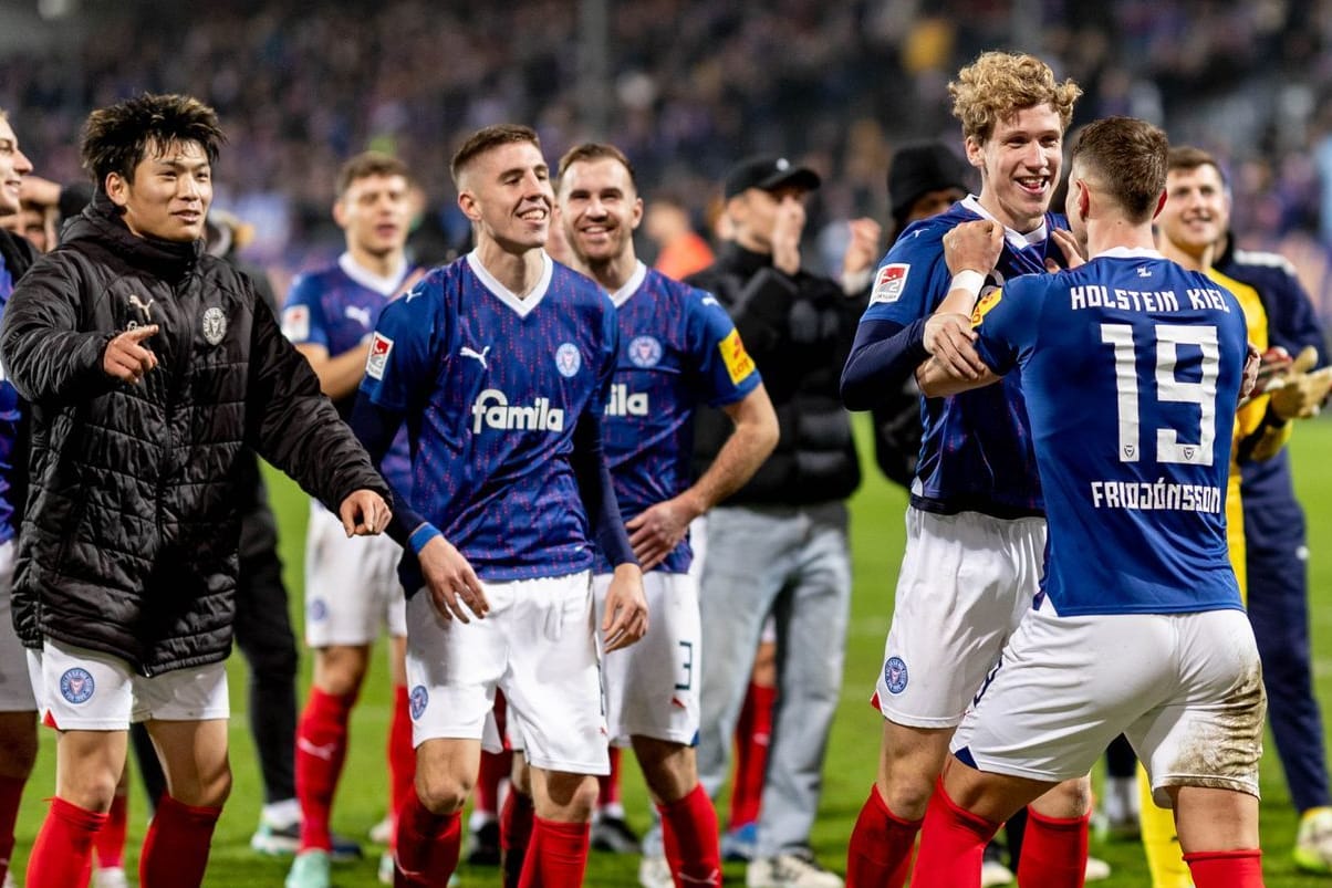 Holstein Kiel darf sich dank des Patzers des FC St. Pauli über die Herbstmeisterschaft freuen.