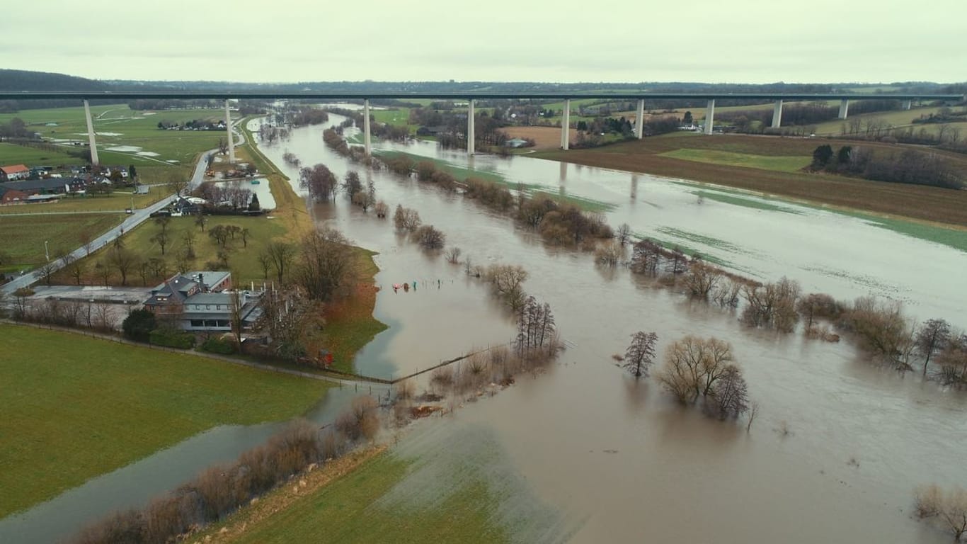 Hochwasser an der Ruhr in Mülheim: Laut Landesamt für Natur, Umwelt und Verbraucherschutz entspannt sich die Lage hier leicht.