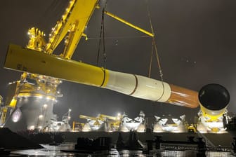 Das erste Fundament vor Borkum für "Riffgrund 3" wird verlegt. Damit wird der Grundstein für Deutschlands größten Offshore-Windpark gelegt.