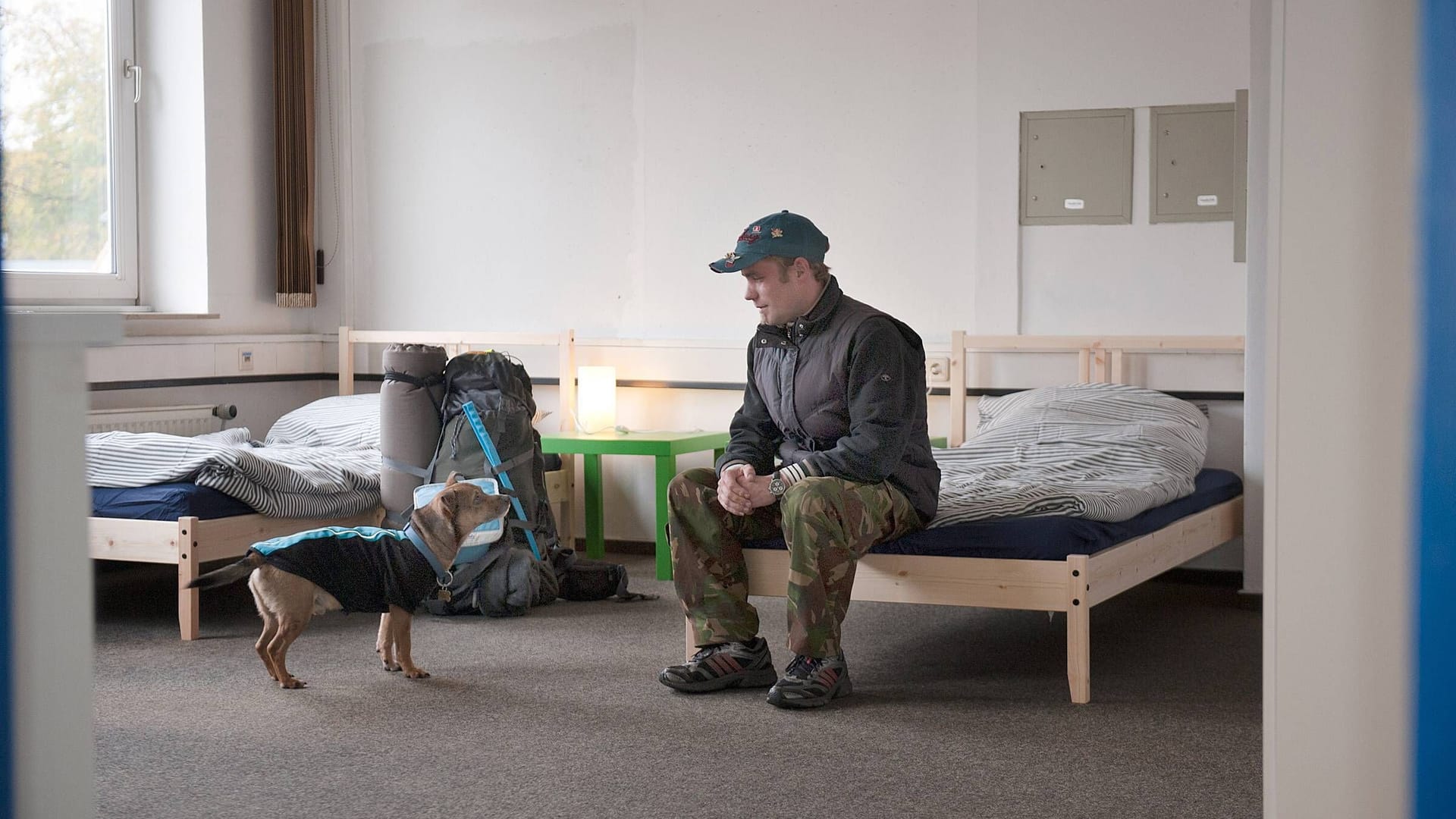 Ein Mann mit seinem Hund in einer Notunterkunft (Archivbild): Hamburg passt die Öffnungszeiten seiner Notunterkünfte an. Ein Mann mit seinem Hund in einer Notunterkunft (Archivbild): Hamburg passt die Öffnungszeiten seiner Notunterkünfte an.