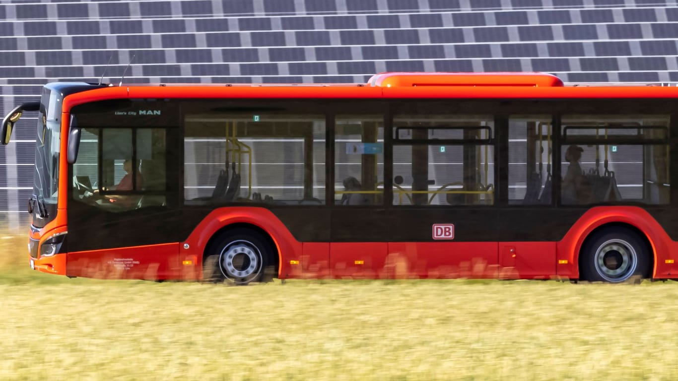 Bus der Regionalverkehr Alb-Bodensee GmbH (Archivbild): Die Busfahrer sollen ihren Arbeitgeber um einen sechsstelligen Betrag betrogen haben.