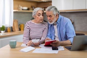 Rentnerpaar kümmert sich um seine Finanzen (Symbolbild): Auch im Ruhestand sind Sie grundsätzlich steuerpflichtig.