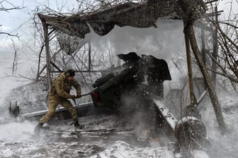 Ukrainischer Soldat kämpft im Winter gegen russische Truppen (Archivbild): Offensive der Streitkräfte war weniger erfolgreich als erhofft.