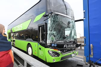 Beschädigter Flixbus: Am Freitag stieß der Reisebus auf der A9 mit einem Lastwagen zusammen.