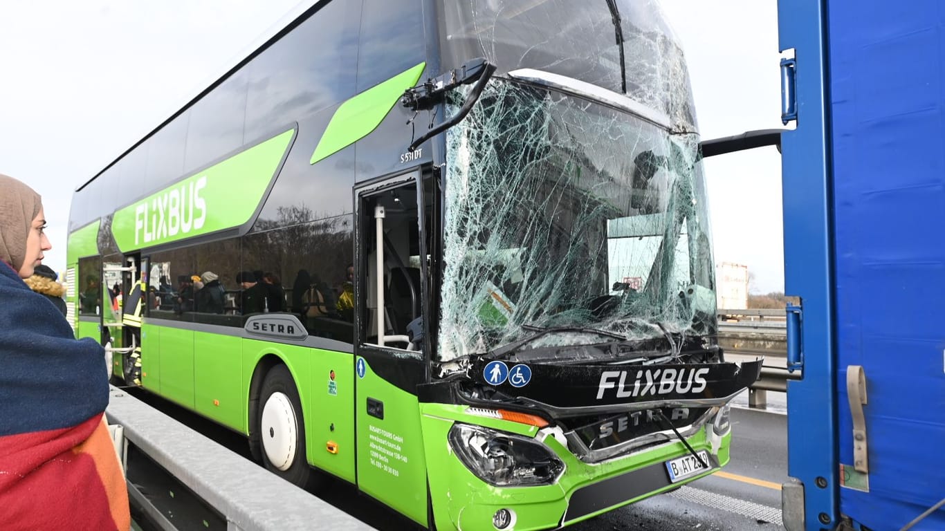 Beschädigter Flixbus: Am Freitag stieß der Reisebus auf der A9 mit einem Lastwagen zusammen.