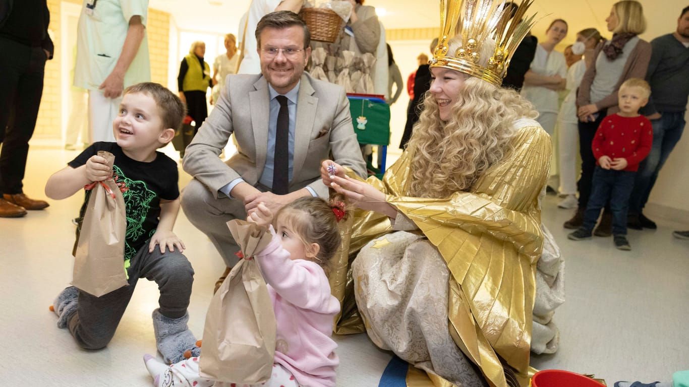 Strahlende Kinderaugen: Oberbürgermeister Marcus König und das Christkind Nelli Lunkenheimer machten den Kleinen im Klinikum Nürnberg mit ihrem Besuch eine große Freude