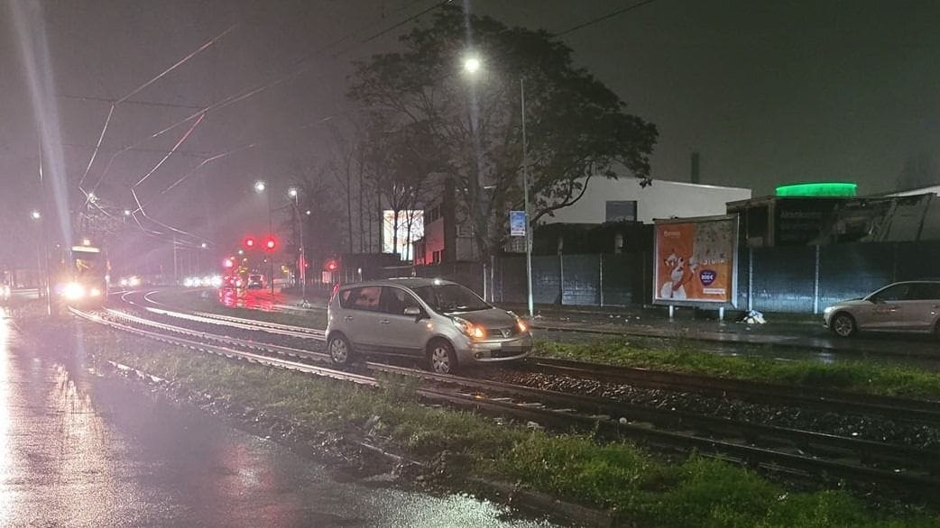 Eine stark alkoholisierte Autofahrerin landete am Samstag in Duisburg mit ihrem PKW im Gleisbett der Straßenbahn.