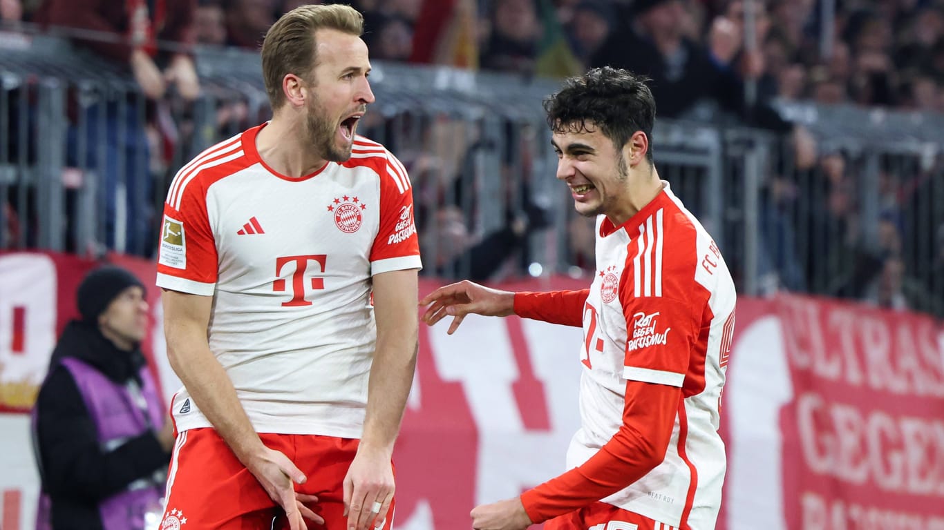 Harry Kane (l.) jubelt mit Aleksandar Pavlovic: Beide Bayern-Stars spielten eine Schlüsselrolle in der Partie gegen Stuttgart.