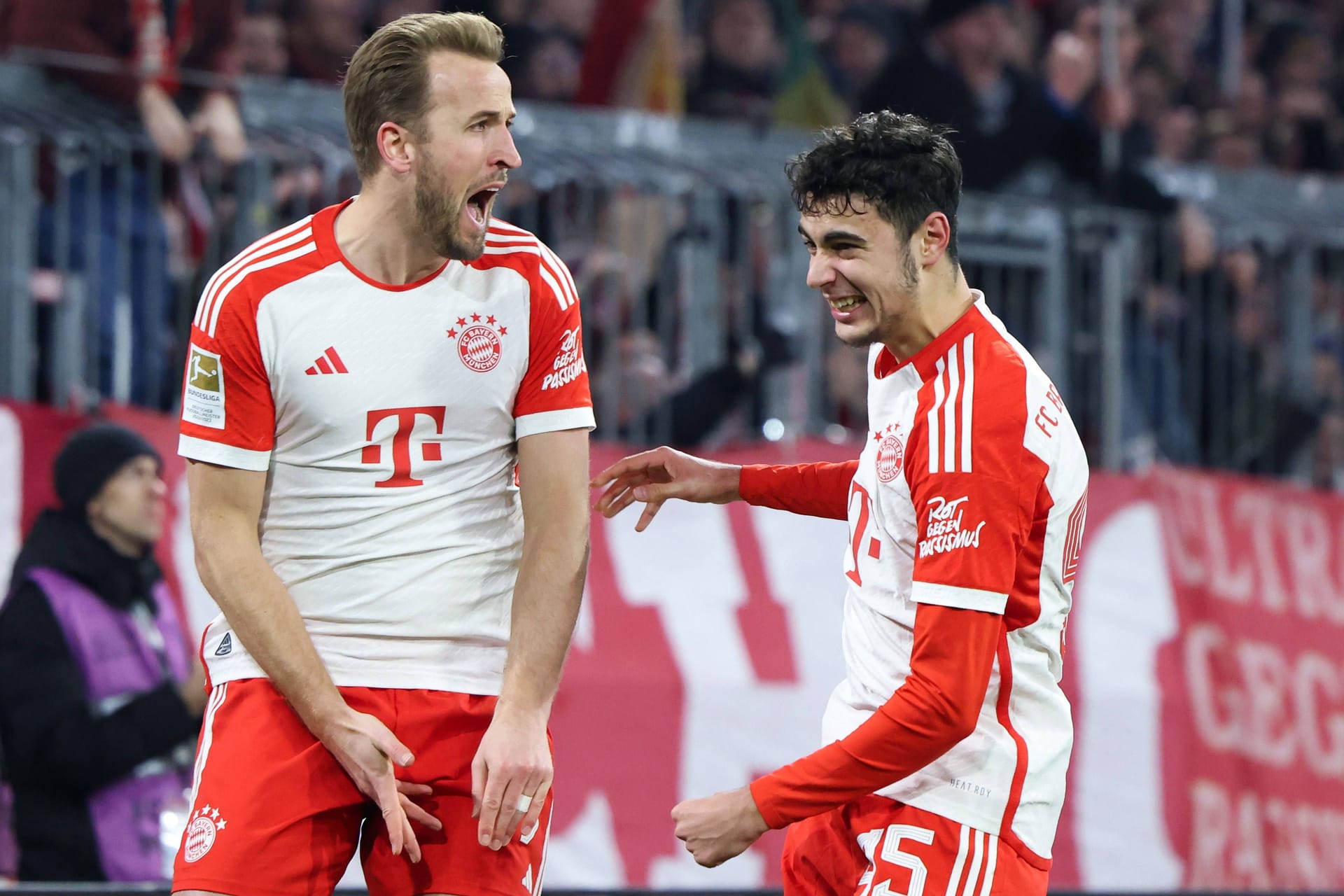 Harry Kane (l.) jubelt mit Aleksandar Pavlovic: Beide Bayern-Stars spielten eine Schlüsselrolle in der Partie gegen Stuttgart.