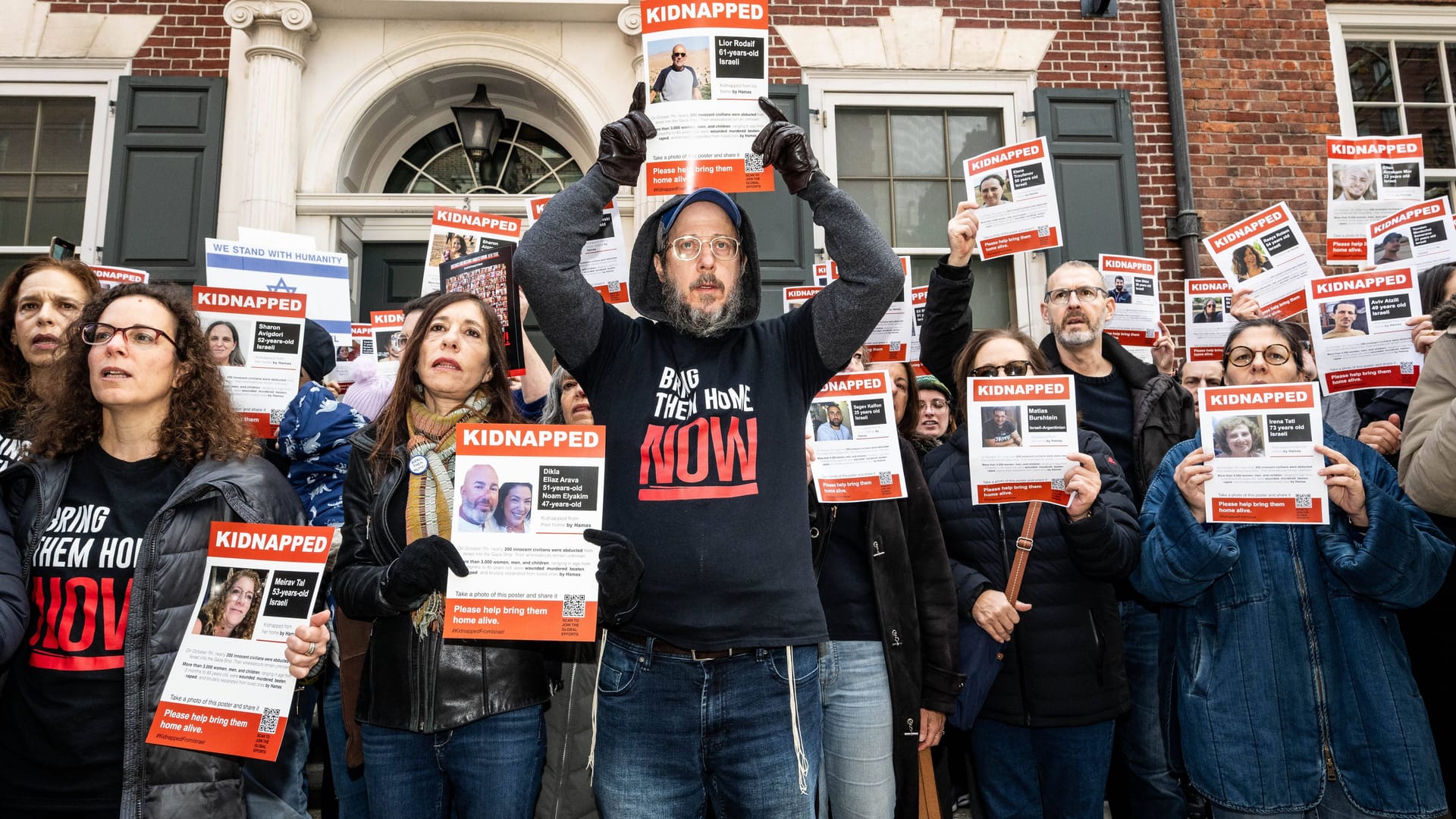 Proteste in New York zur Freilassung israelischer Geiseln: Freigekommene Geiseln kritisieren Präsident Benajamin Netanjahu dafür, dass sie während Gefangenschaft verwundet wurden.