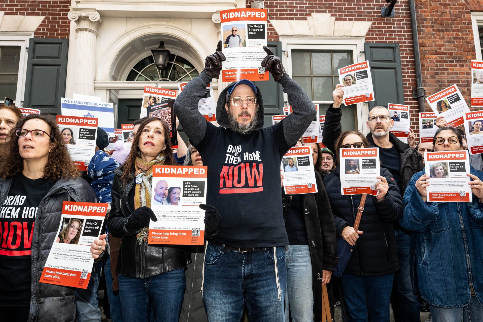 Proteste in New York zur Freilassung israelischer Geiseln: Freigekommene Geiseln kritisieren Präsident Benajamin Netanjahu dafür, dass sie während Gefangenschaft verwundet wurden.