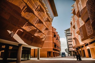 Masdar City: Aufnahmen zeigen, wie es wirklich um das futuristische Klima-Vorzeigeprojekt in der Wüste steht.