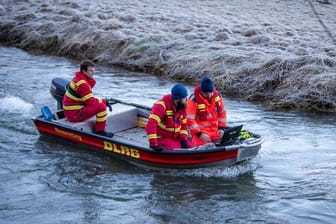 Einsatzkräfte der DLRG suchen das Gewässer der Lauchert ab: Eine Leiche wurde gefunden.
