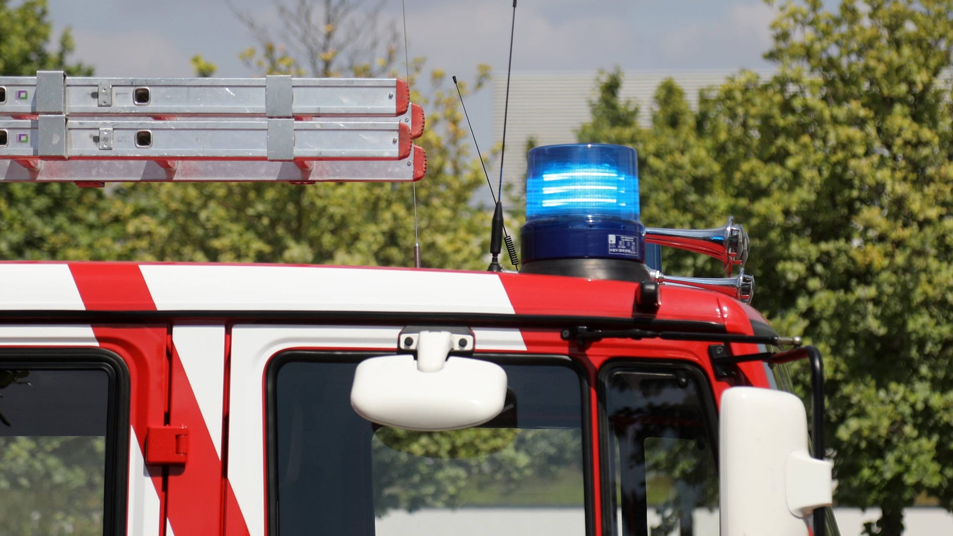 Feuerwehreinsatz in Erfurt (Archivbild): Nach einem Brand wurde eine Frauenleiche gefunden. Feuerwehreinsatz in Erfurt (Archivbild): Nach einem Brand wurde eine Frauenleiche gefunden.