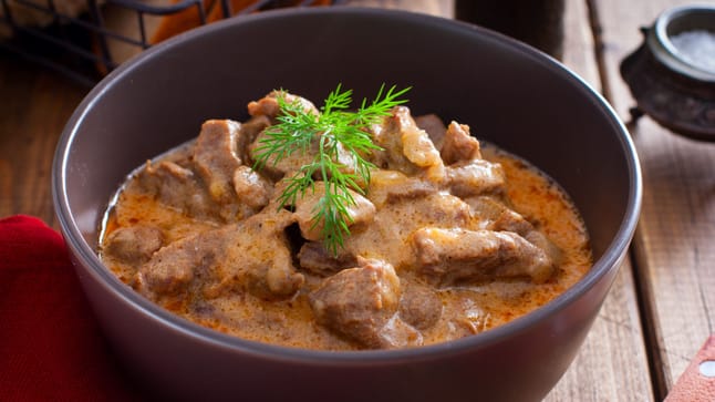 Gulasch mit Paprika, Champignons und Rotwein für kalte Herbsttage