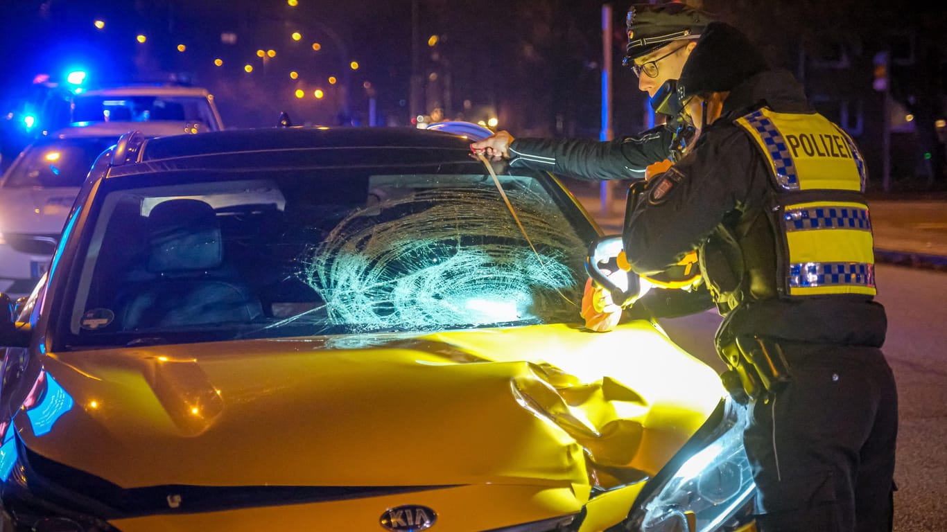 Polizisten am Unfallauto im Eimsbüttel: Eine Frau wurde mit schweren Verletzungen ins Krankenhaus gebracht.