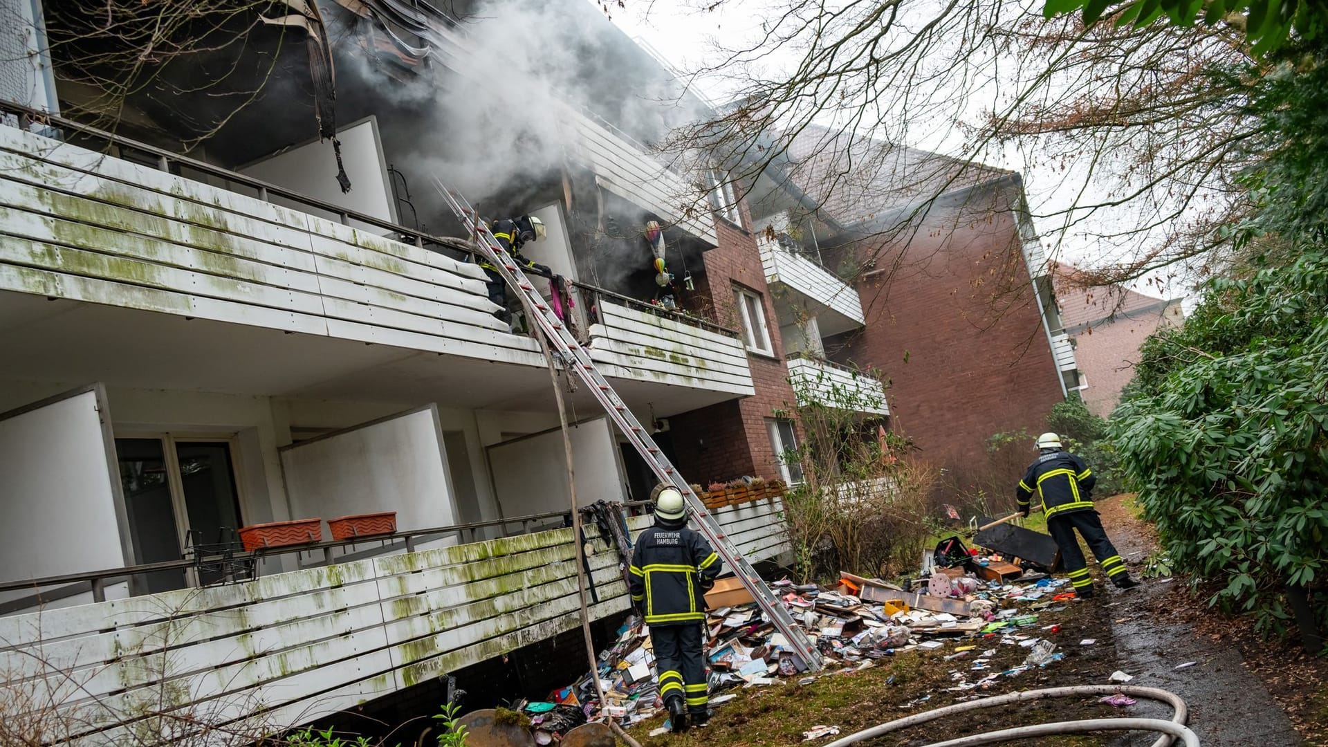 Feuerwehrleute versorgen verkohlten Unrat aus der rauchenden Brandwohnung. Eine Einsatzkraft muss wohl auf die Intensivstation. Der Mann atmete ersten Informationen zufolge viel Rauch ein. Feuerwehrleute versorgen verkohlten Unrat aus der rauchenden Brandwohnung. Eine Einsatzkraft muss wohl auf die Intensivstation. Der Mann atmete ersten Informationen zufolge viel Rauch ein.