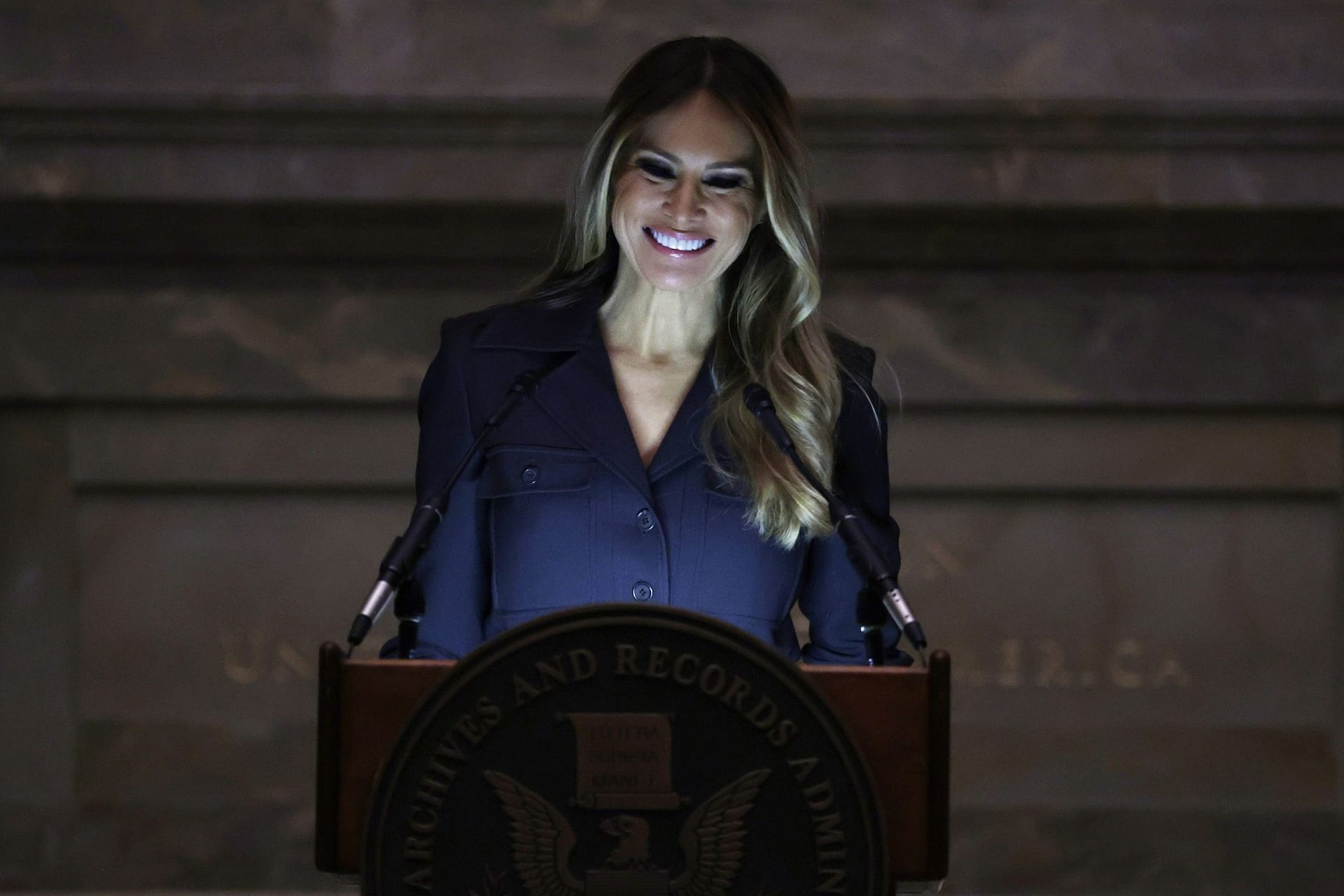 Melania Trump zeigt ihr strahlendes Lächeln.
