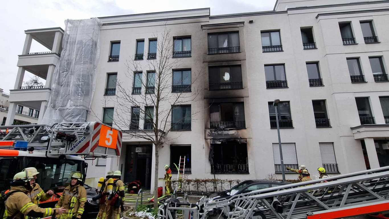Rettungskräfte in Düsseldorf: In diesem Mehrfamilienhaus hat es am Vormittag eine Explosion gegeben.