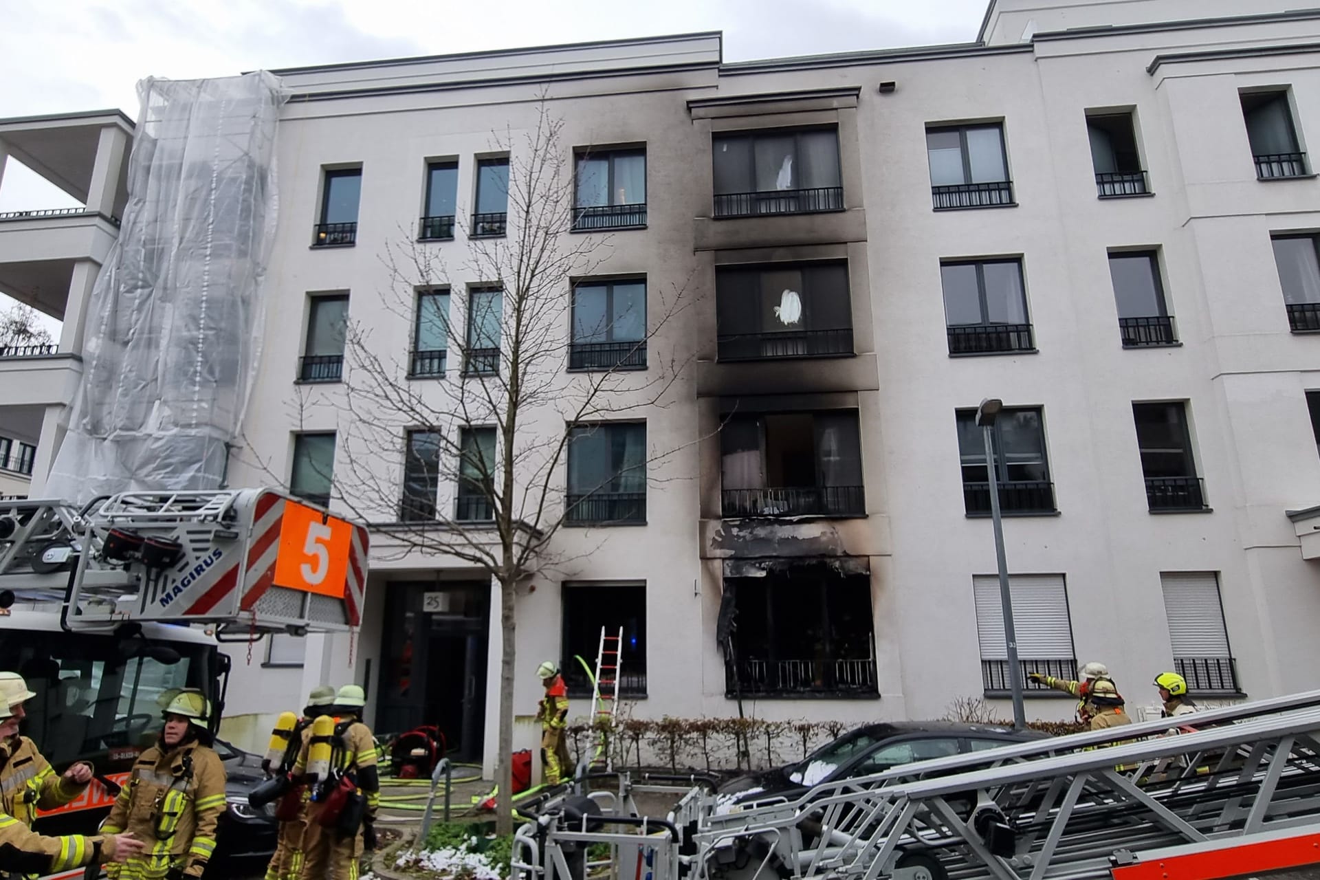 Rettungskräfte in Düsseldorf: In diesem Mehrfamilienhaus hat es am Vormittag eine Explosion gegeben.
