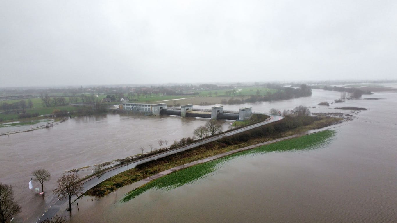 Das Hochwasser am Weserwehr im Landkreis Verden: Zu- und Durchfahrt sind seit Weihnachten gesperrt.