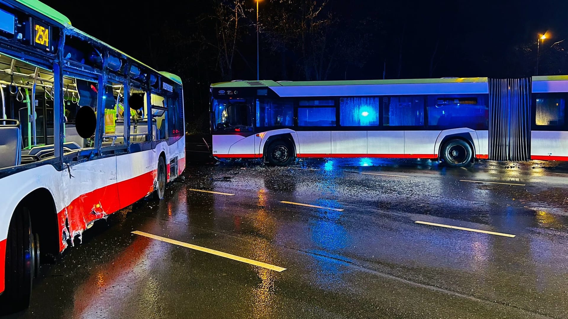 Unfallstelle auf der Europabrücke in Gladbeck: Bei dem Unfall des Fahrschülers wurden mehrere Menschen verletzt.