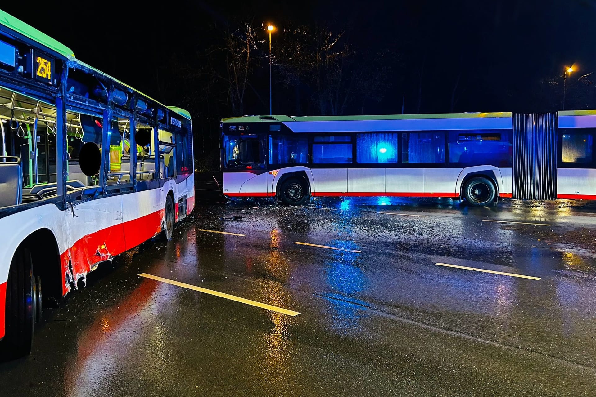 Unfallstelle auf der Europabrücke in Gladbeck: Bei dem Unfall des Fahrschülers wurden mehrere Menschen verletzt.