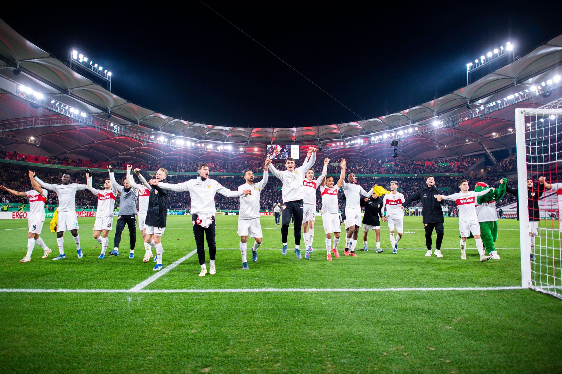 Schlussjubel: Der VfB Stuttgart steht im Viertelfinale des DFB-Pokals – die Fans träumen bereits vom Finale.