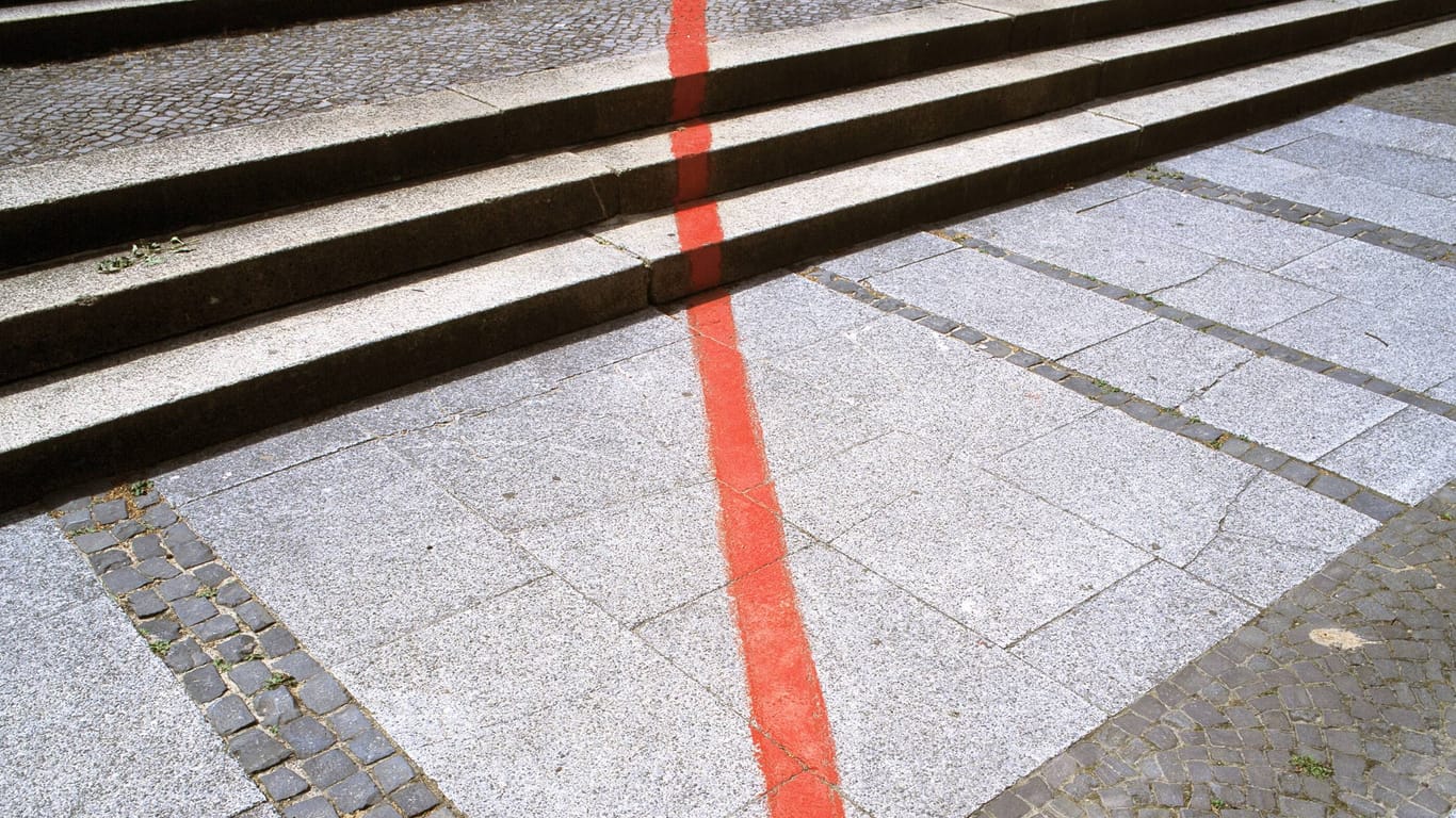 Der Rote Faden verbindet die Sehenswürdigkeiten in der Innenstadt von Hannover miteinander.