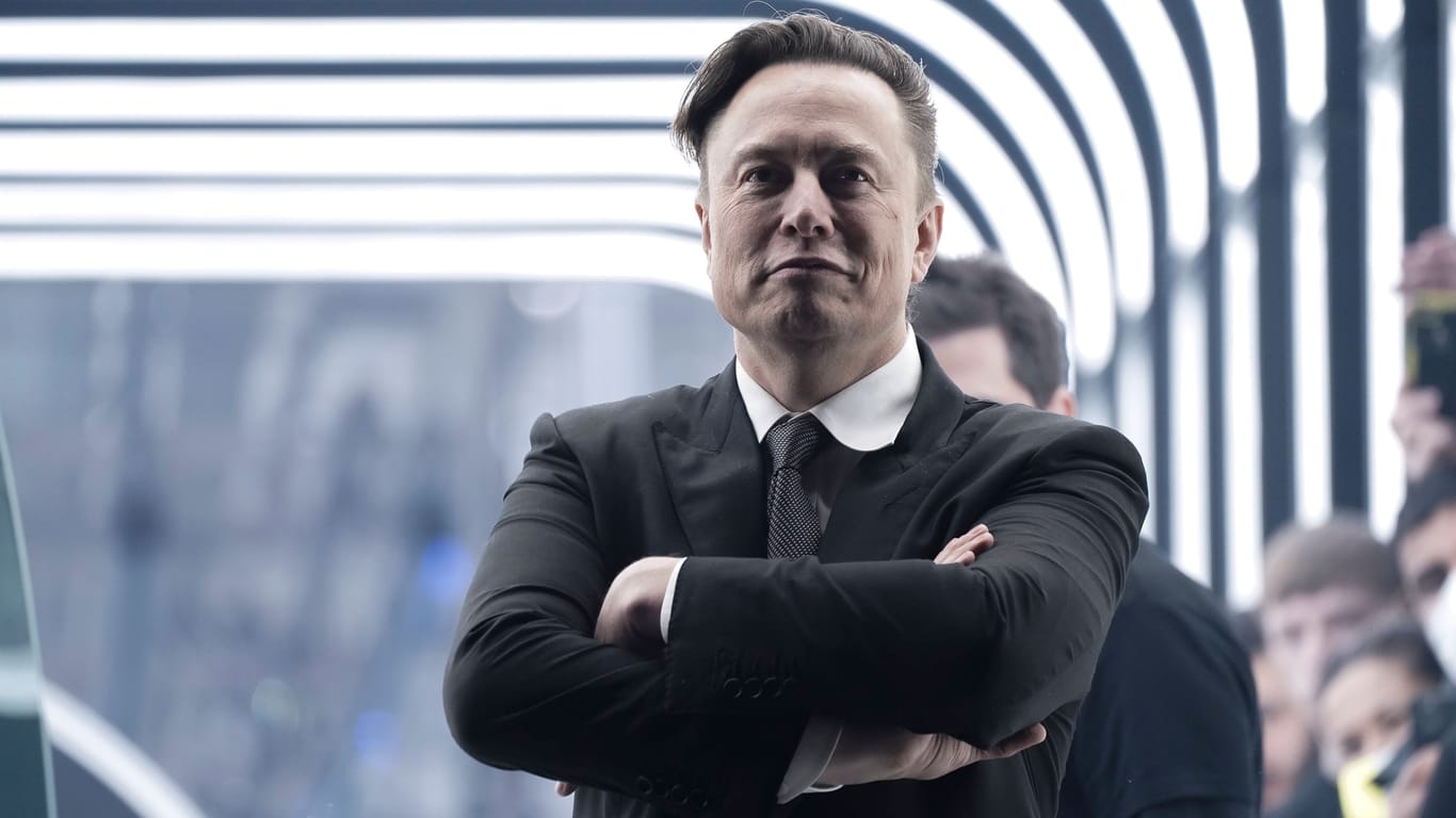 Elon Musk: Der Twitter-Käufer gibt sich gegenüber Behörden regelmäßig trotzig. Jetzt ist er die Bußgeldverfahren in Deutschland los.