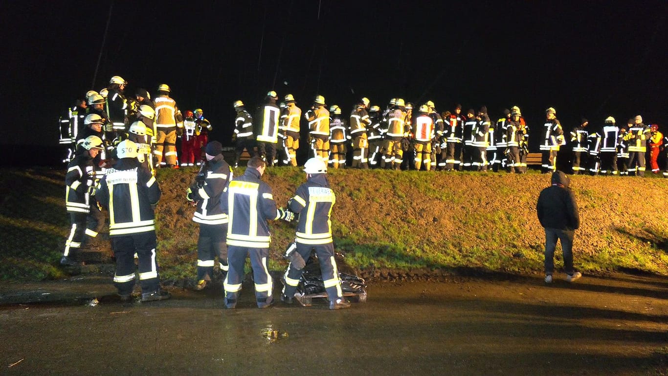 Zahlreiche Feuerwehrleute waren in Oberhausen am Ruhrdeich im Einsatz: Der Fluss droht über die Ufer zu treten.