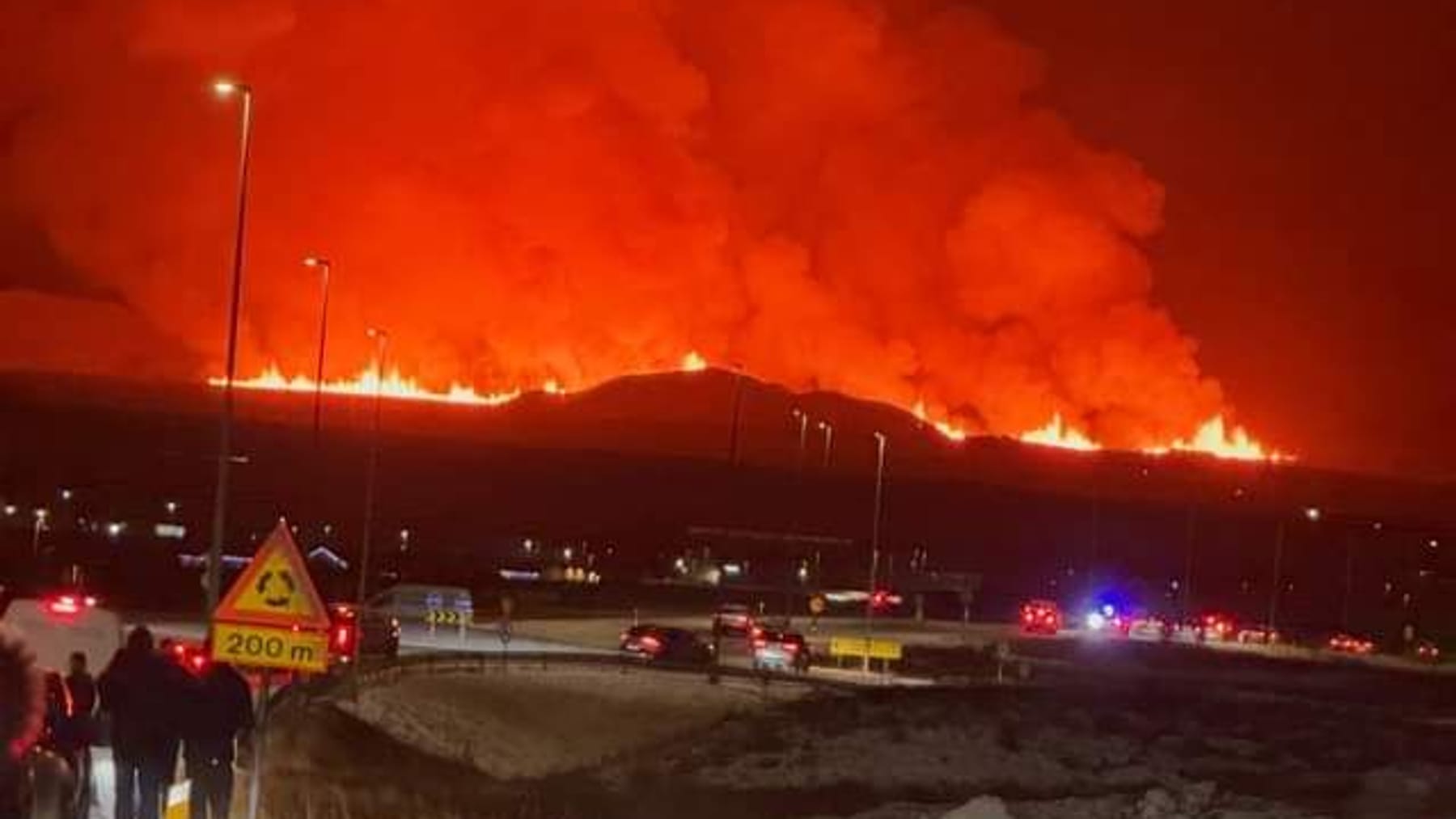 Erupción volcánica: fuente de lava de 1 metro de altura