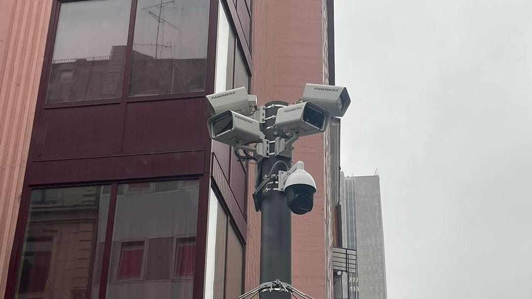 Die Rundumkameras sollen weite Teile der Kreuzung Taunusstraße/Elbestraße im Bahnhofsviertel überblicken.