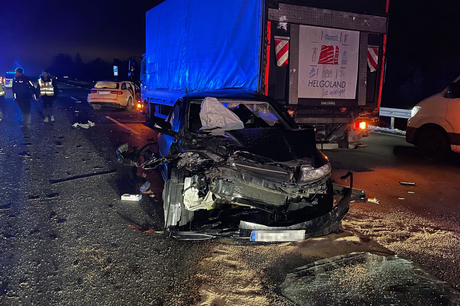 Die Unfallstelle auf der A1: Insgesamt acht Fahrzeuge wurden in den Unfall verwickelt.