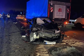 Die Unfallstelle auf der A1: Insgesamt acht Fahrzeuge wurden in den Unfall verwickelt.