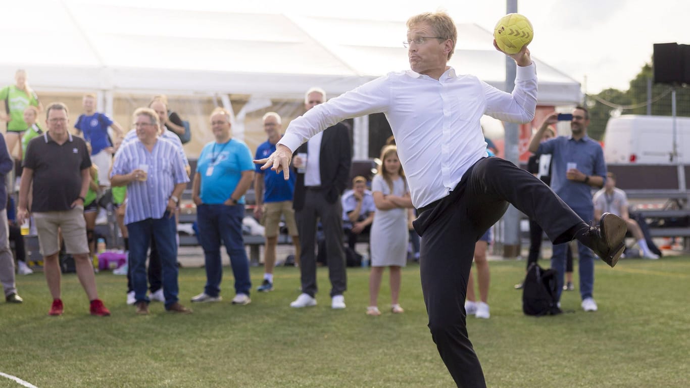 Daniel Günther ist passionierter Handballer: Der Ministerpräsident eröffnet ein Sportfest in Lübeck.